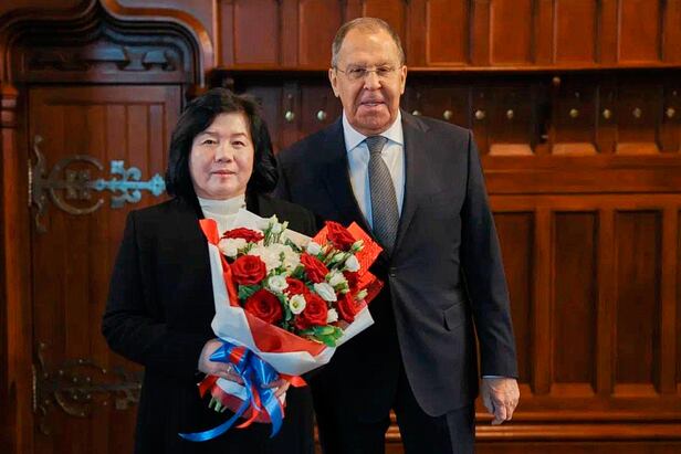 27일 러시아 모스크바의 지나이다 모로조바 저택에서 회담 중인 북한 외무상 최선희와 러시아 외무장관 세르게이 라브로프가 기념 촬영을 하고 있다./AP연합뉴스