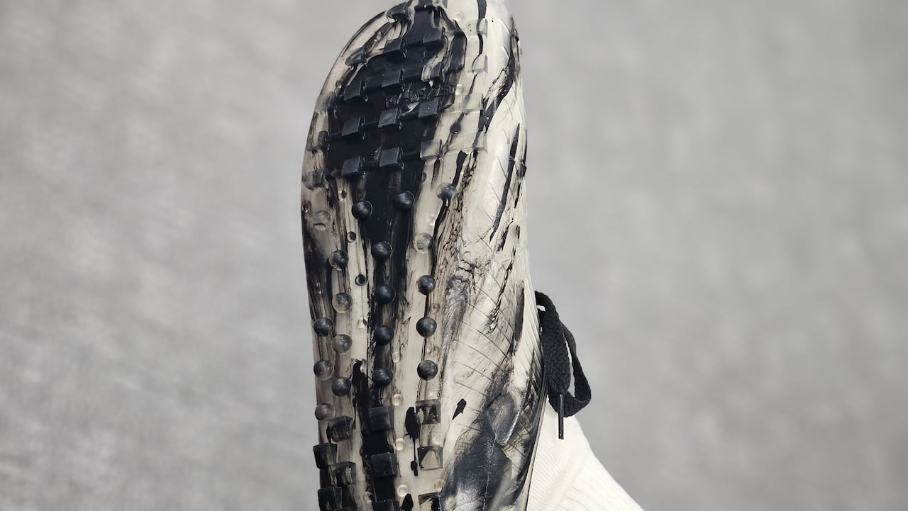 누누스는 맨발 워킹슈즈의 주재료로 전도성 고무를 택했다. /더비비드