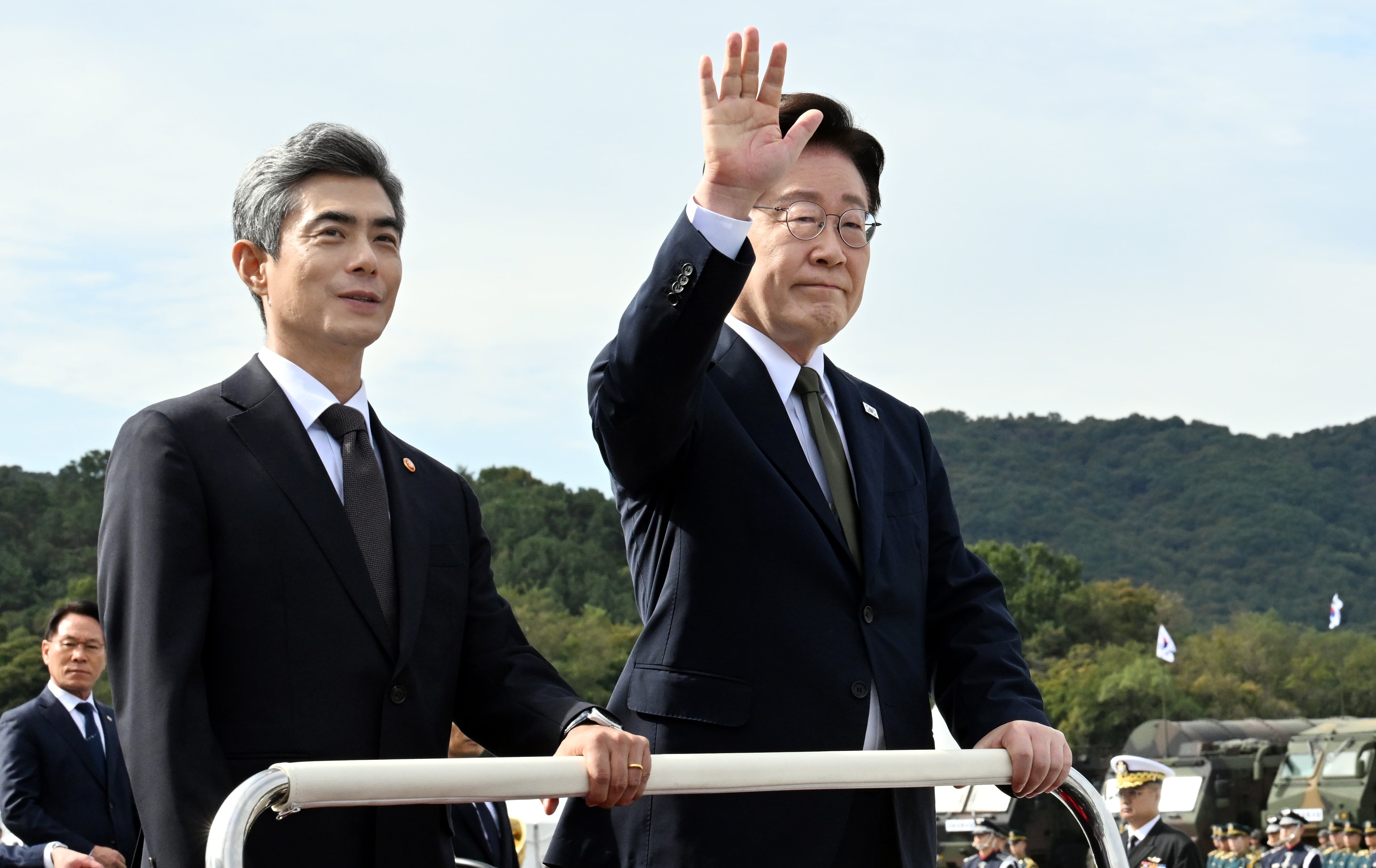 이재명 대통령이 1일 오전 충남 계룡대에서 열린 제78주년 국군의 날 기념행사에서 열병차량에 탑승해 사열하고 있다. /사진공동취재단