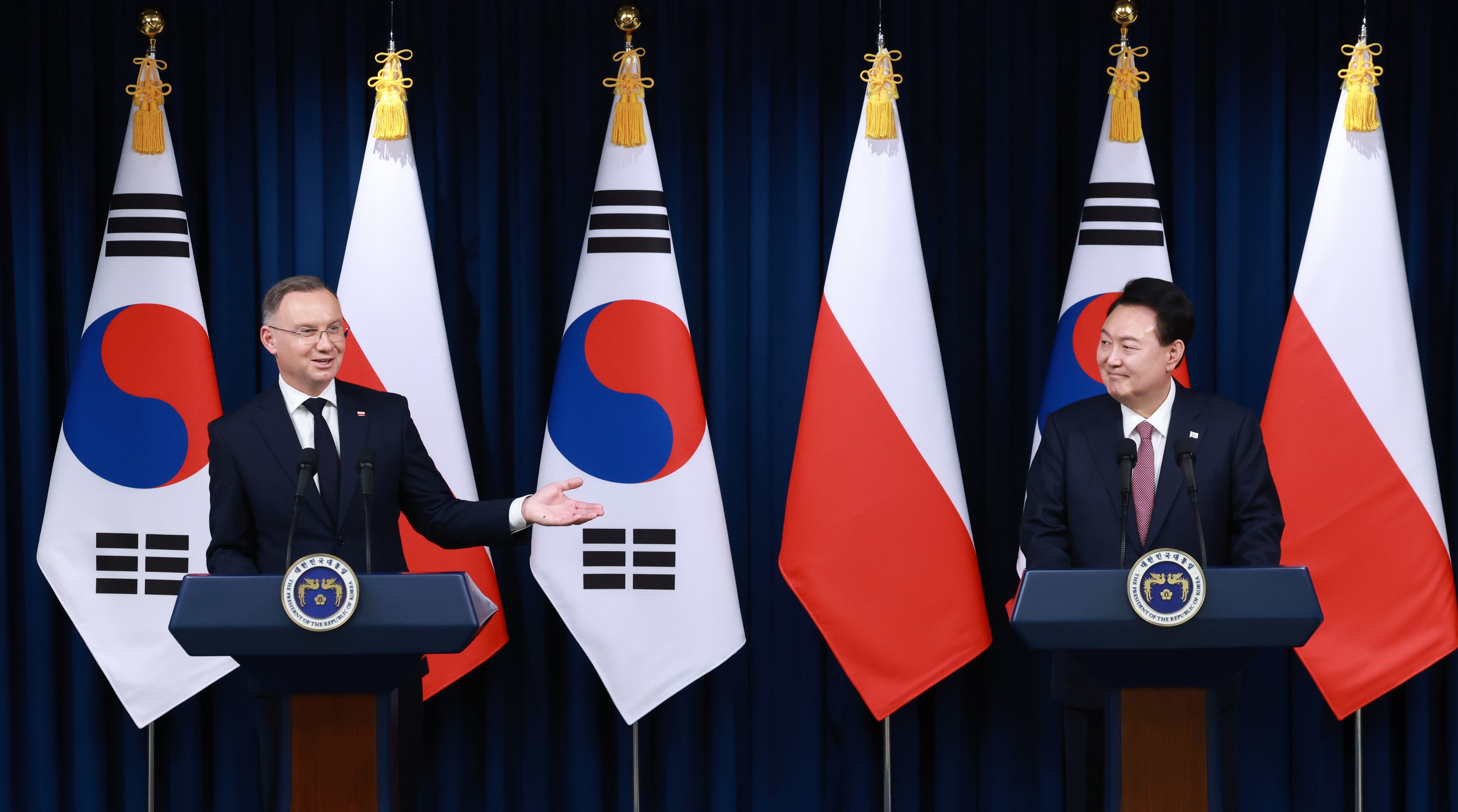 윤석열 대통령이 24일 오후 용산 대통령실에서 안제이 두다 폴란드 대통령과 공동 언론 발표를 하고 있다.