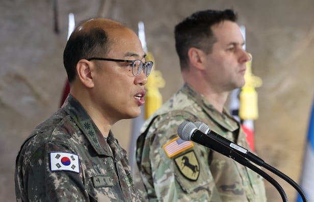 이성준 합동참모본부 공보실장과 라이언 도널드 한미연합사 공보실장이 지난달 6일 서울 용산구 합동참모본부에서 열린 2025년 한미연합연습 '자유의 방패'(FS) 공동 브리핑에서 연합연습 계획을 발표하고 있다. /연합뉴스