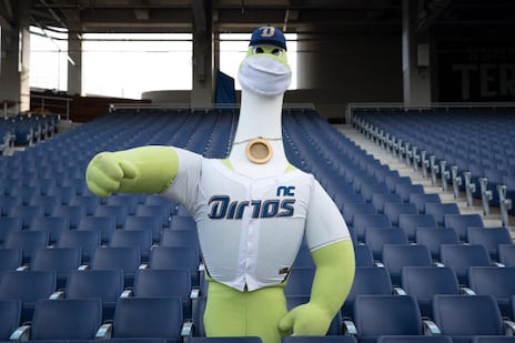 창원NC파크에서 포즈를 취한 쎄리.