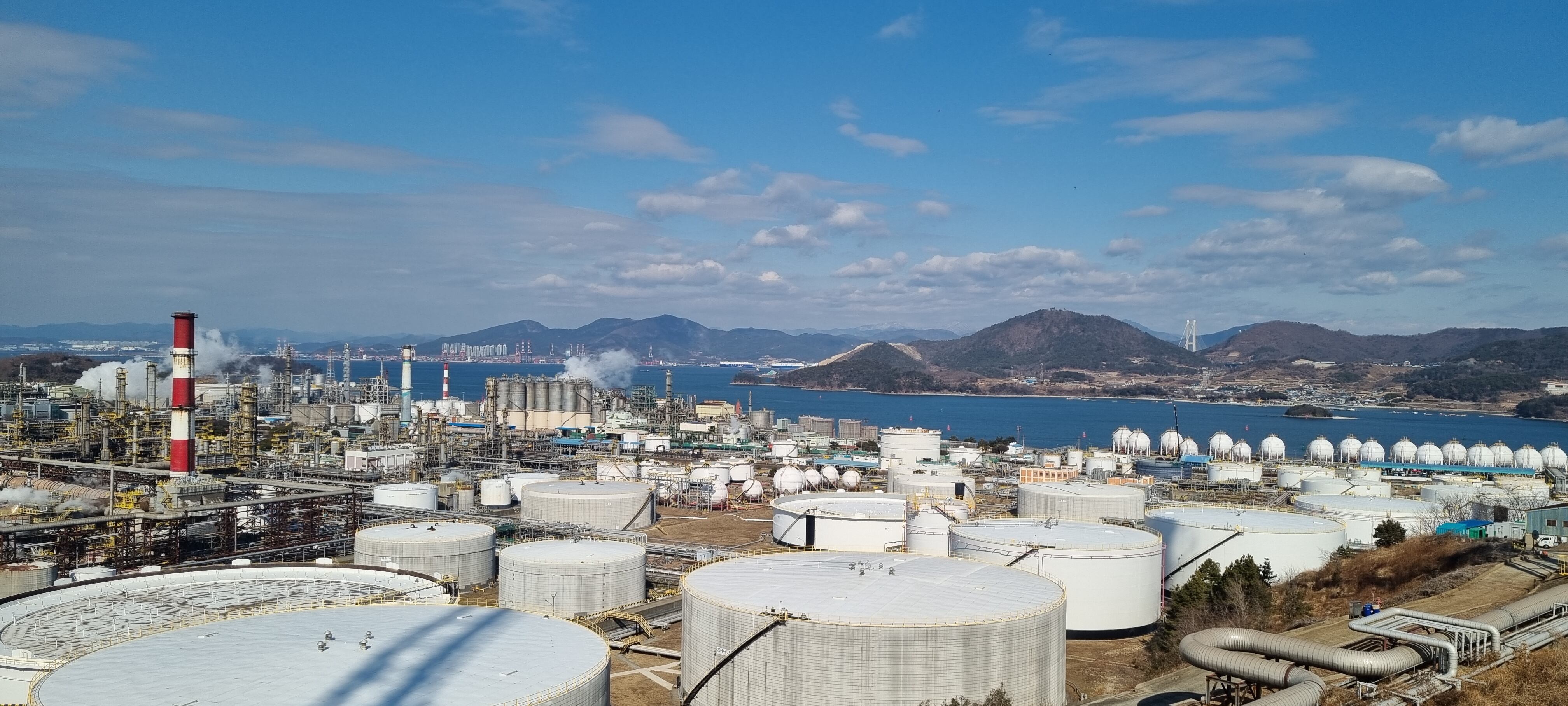 전남 여수산업단지의 전경. 한때 ‘신의 직장’으로 불리며 승승장구하던 석화 산단 3대 기업 중 하나인 여천NCC가 지난 8월 3공장 가동을 멈추는 등 중국발 공급 과잉의 태풍이 몰아치고 있다. 침체의 충격은 대기업뿐 아니라 생태계 곳곳으로 번지며 협력사들의 일감까지 줄이고 있다. /전라남도