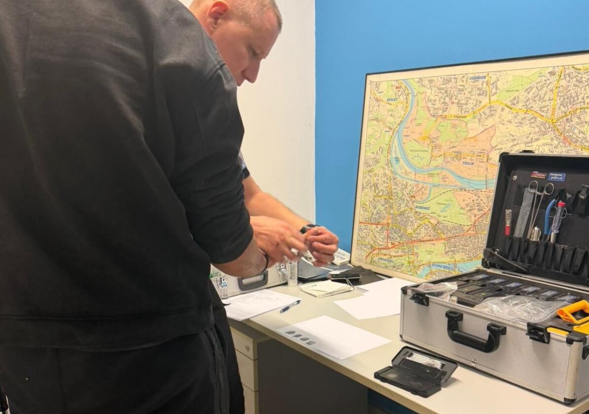 이스라엘 봅슬레이 대표팀이 도난 피해를 당해 현지 당국의 수사가 이뤄지고 있다. 사진은 관계자가 지문을 찍는 모습. /에델만 X