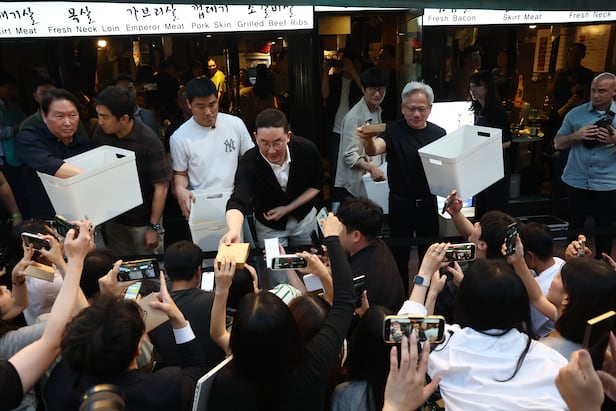 젠슨 황 엔비디아 최고경영자(CEO)가 5일 서울 마포구 홍대 인근 삼겹살 음식점 '형님 저요'에서 최태원 SK그룹 회장, 구광모 LG그룹 회장, 이해진 네이버 의장과 '삼소(삼겹살·소주) 회동’을 하며 도넛이 담긴 도시락 상자를 시민들에게 나눠주고 있다./연합뉴스