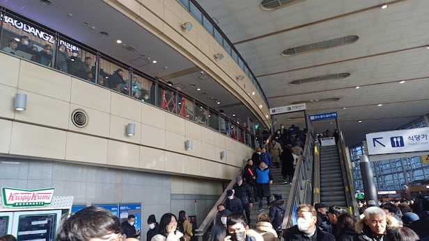 8일 오후 동대구역사 안에 시민들이 발 디딜 틈 없이 꽉 치 있다./이승규 기자