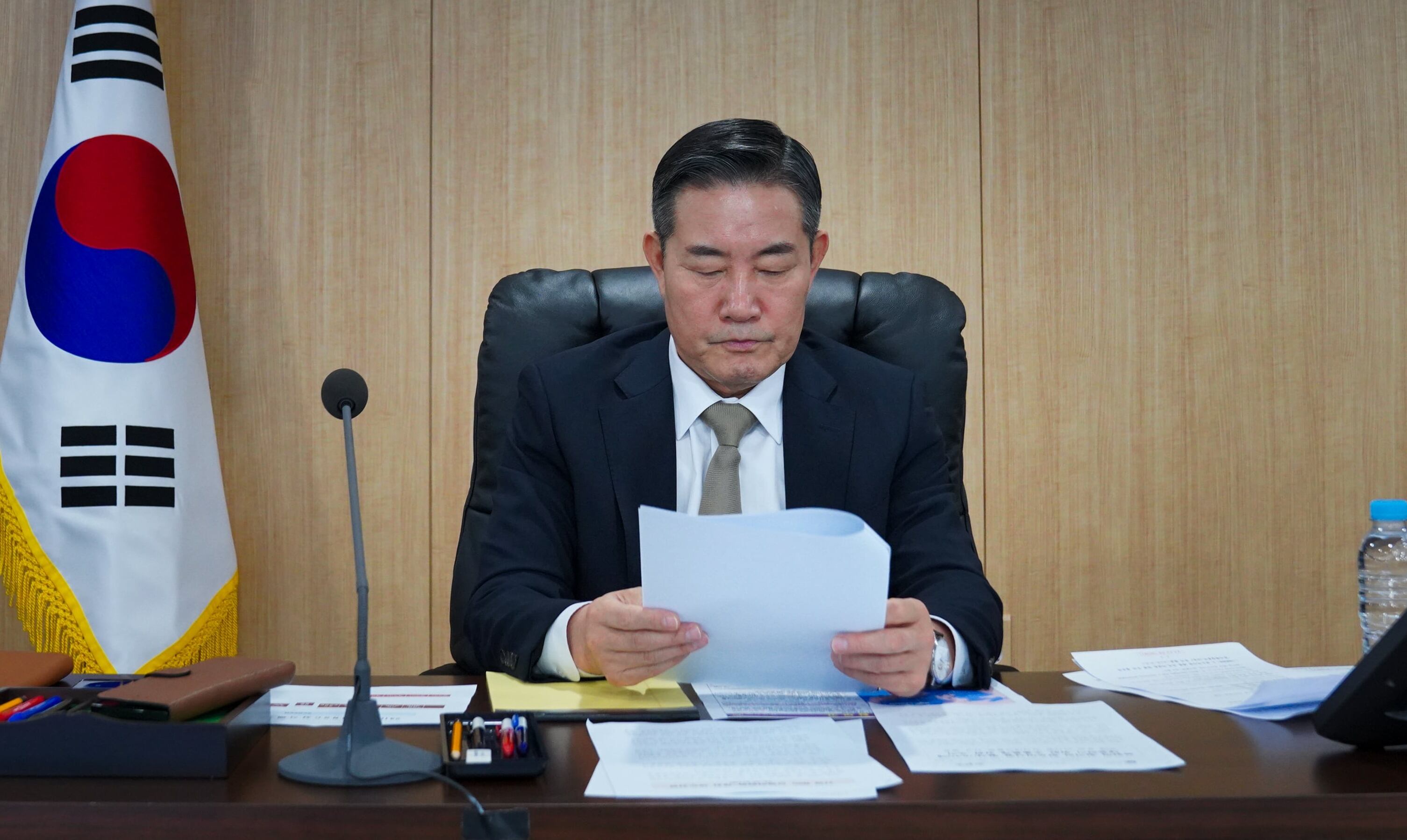 신원식 국가안보실장이 지난 10월 31일 서울 용산 대통령실에서 북한의 장거리탄도미사일(ICBM) 발사 관련 긴급 국가안전보장회의(NSC) 상임위원회를 주재하고 있다. /대통령실