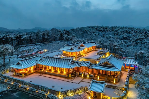 눈이 소복이 쌓인 ‘더 한옥’의 종택 1·2동과 선돌정. /더 한옥 헤리티지 하우스