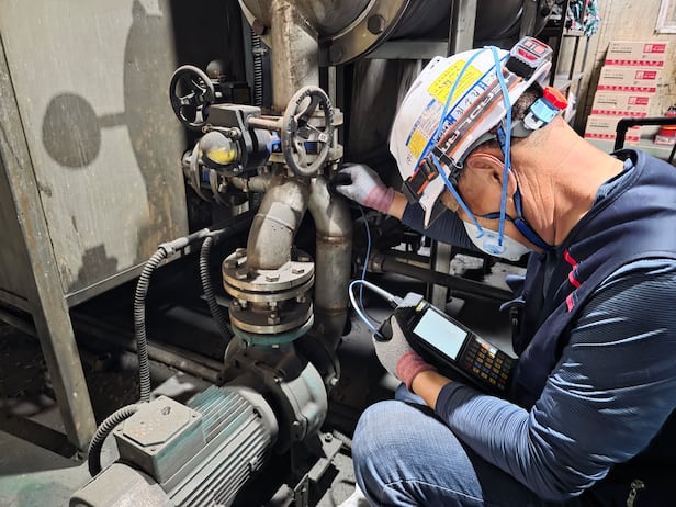 울산대 RISE사업단 복합재난안전센터가 산업체를 방문해 설비 진단을 하는 모습. /울산대
