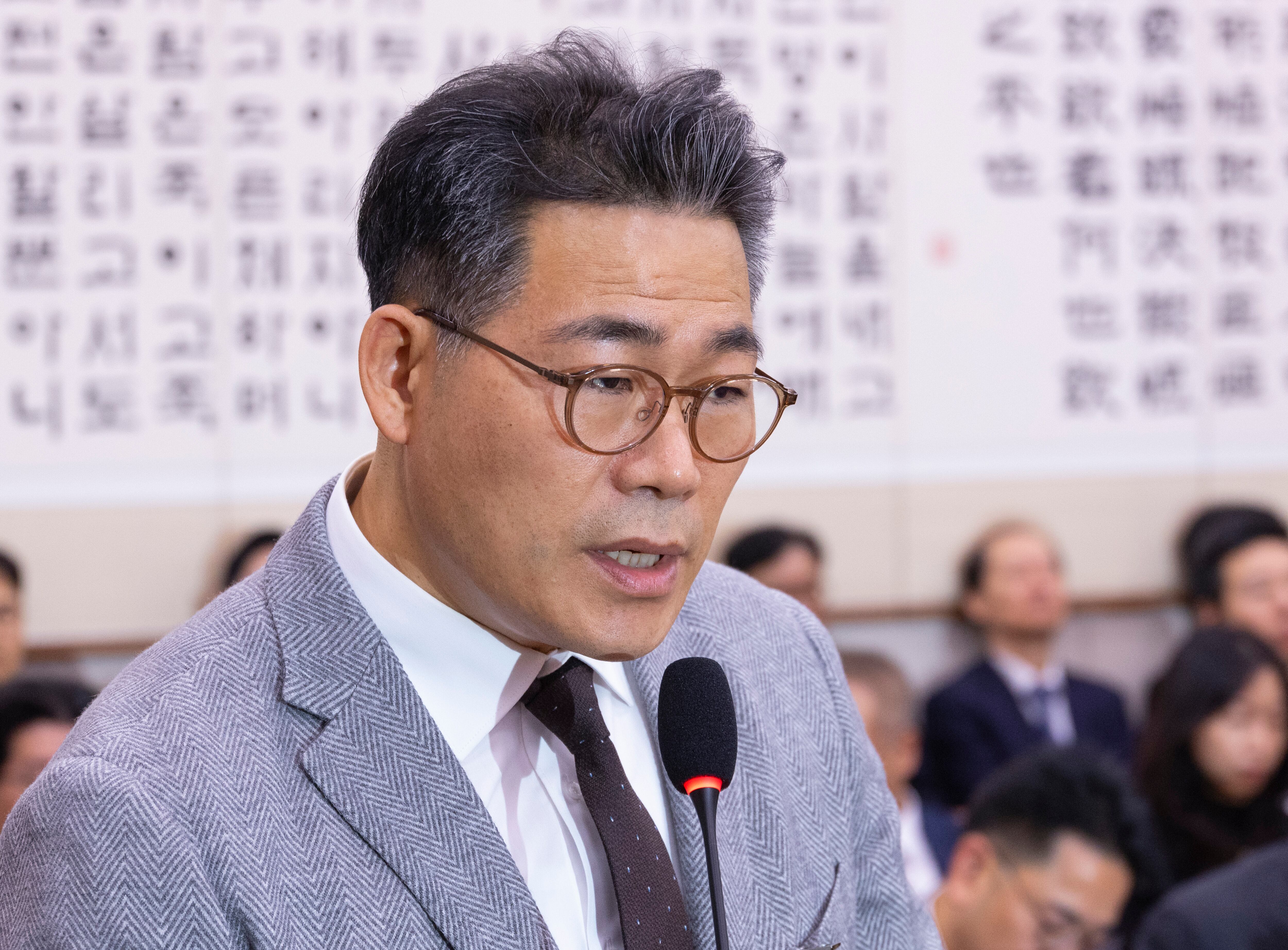 세관 마약수사 외압 의혹 관련해 합동수사팀에 파견된 백해룡 경정이 지난달 27일 서울 여의도 국회 법제사법위원회에서 열린 2025년 국정감사에서 의원 질의에 답하고 있다./연합뉴스