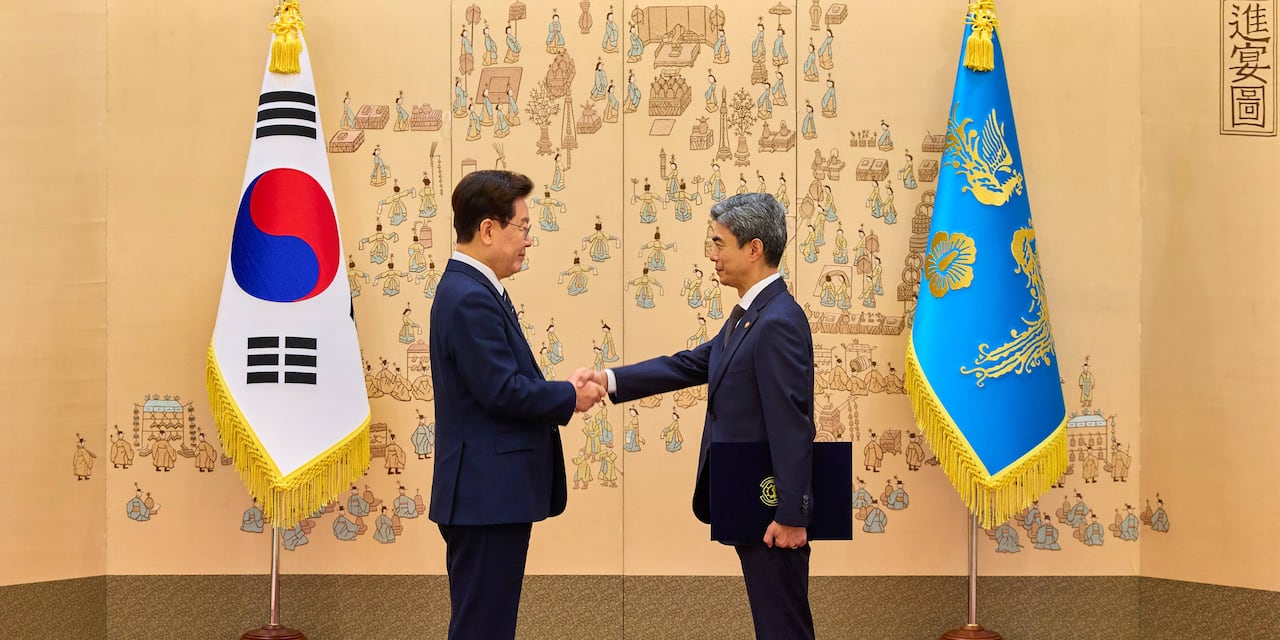 [서울=뉴시스] 김진아 기자 = 이재명 대통령이 19일 청와대에서 강신철 국방부 장관에게 임명장을 수여하고 있다. (사진=청와대 제공) 2026.10.19. photo@newsis.com *재판매 및 DB 금지
