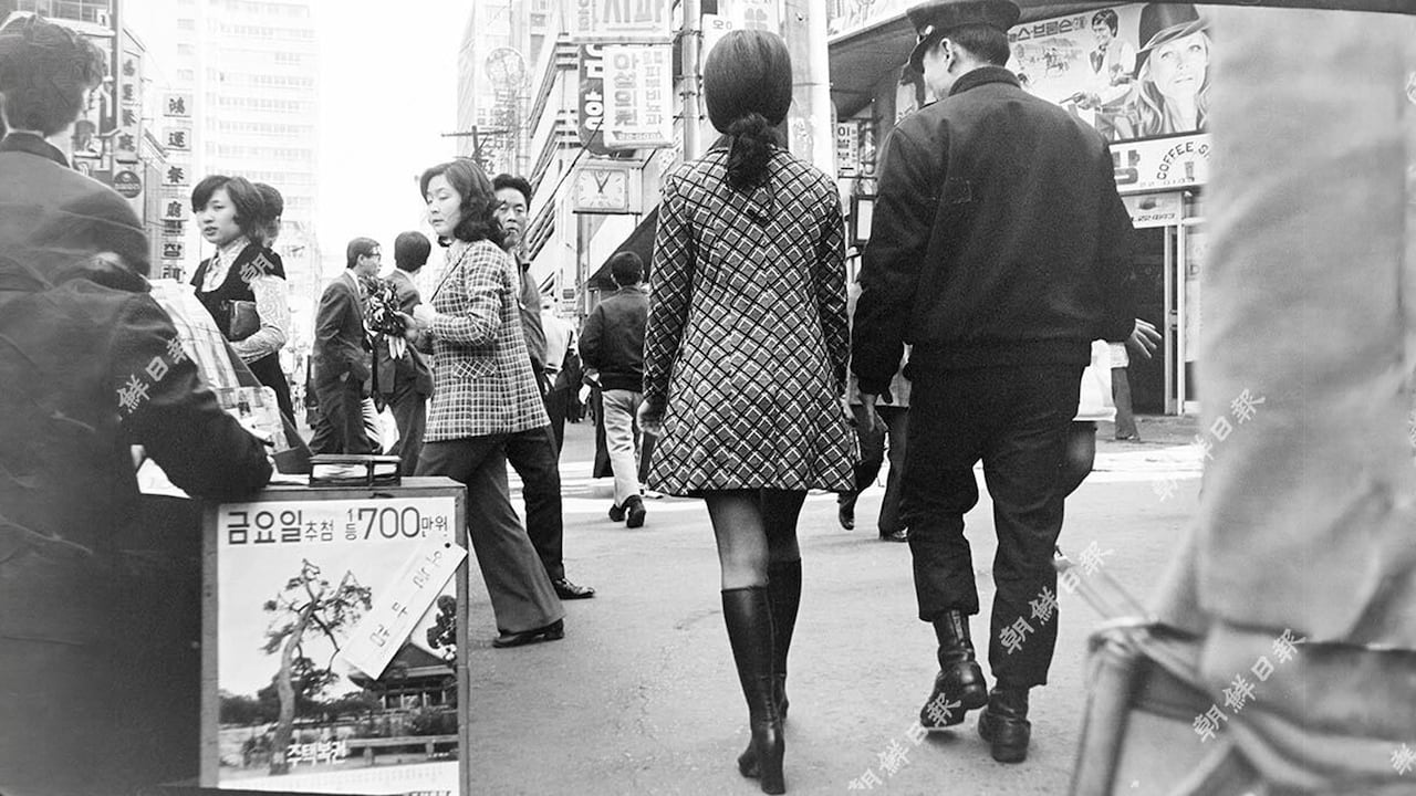 1973년 3월 10일 명동에서 경찰이 미니스커트를 입은 여성을 파출소로 연행하고 있다.