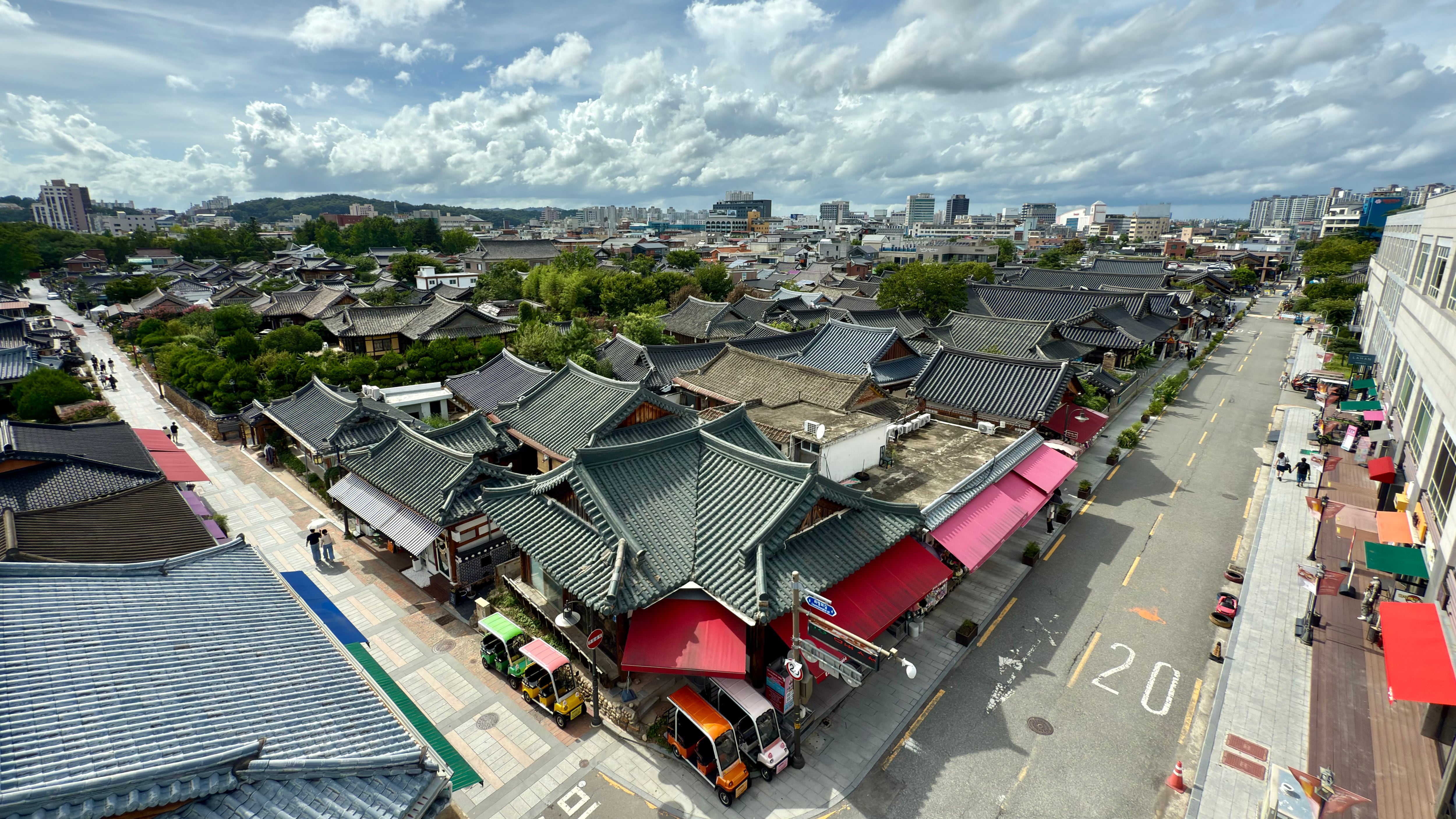 외국인들이 많이 방문하는 전주 한옥마을 전경. /권재륜 제공
