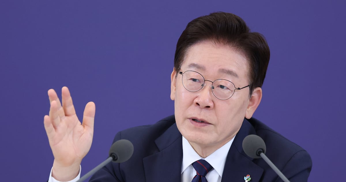 President Lee Jae-myung's approval rating declines for six consecutive weeks