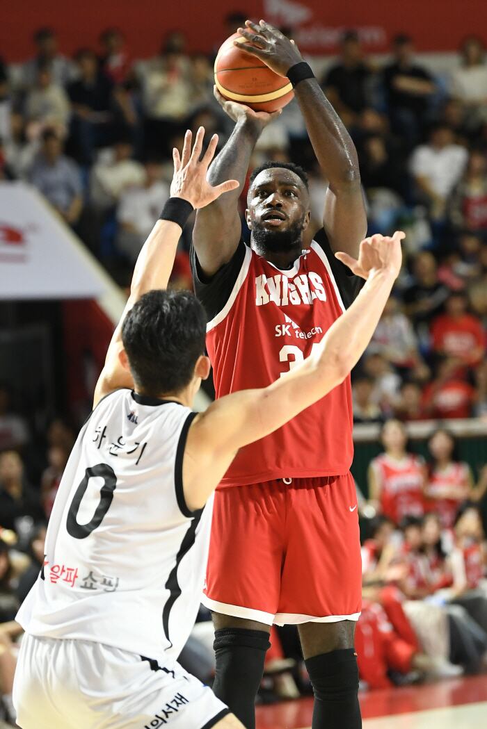 폰테크 달인 ‘김선형 더비’ 38득점 폭발 자밀 워니가 끝냈다…서울 SK, 수원 KT 104-64 제압 ‘개막 2연승'(종합)