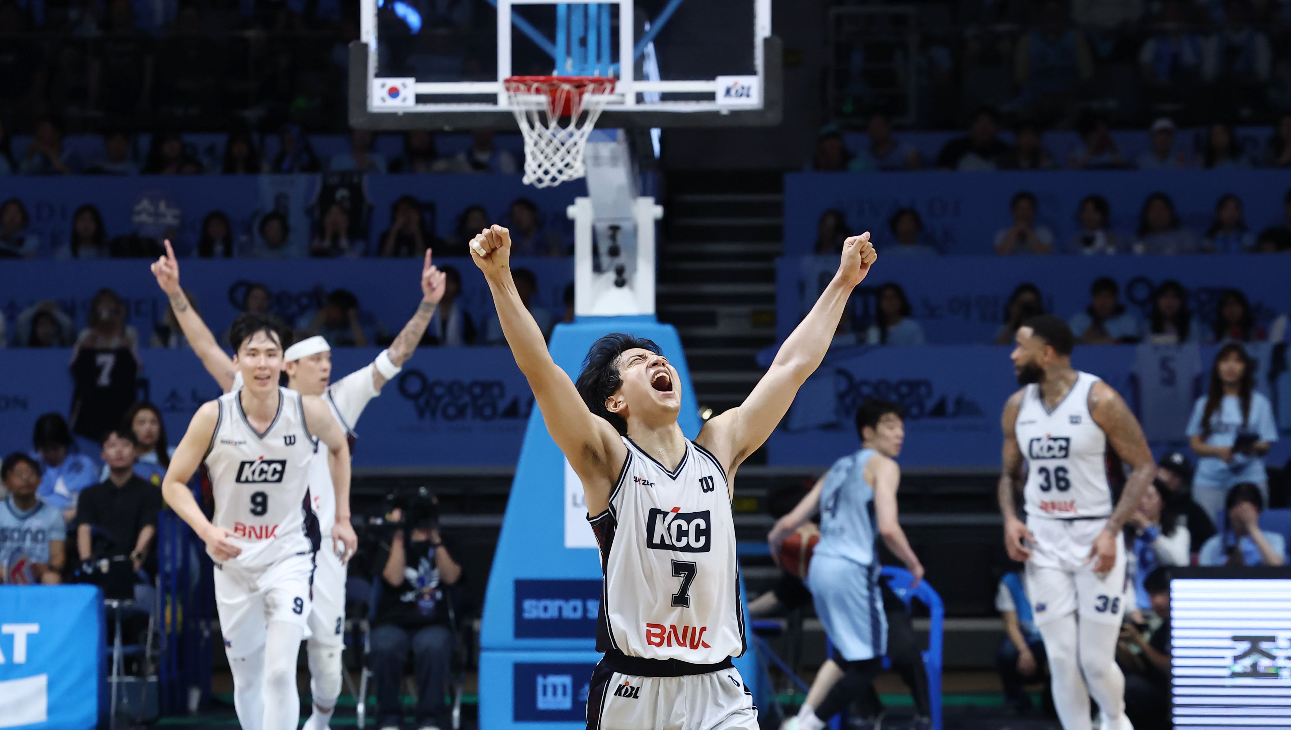 <YONHAP PHOTO-7930> 우승 확정 지은 부산 KCC (고양=연합뉴스) 윤동진 기자 = 13일 고양소노아레나에서 열린 2025-2026 KBL 플레이오프 챔피언 결정전 고양 소노 스카이거너스 대 부산 KCC 이지스 5차전 경기. 우승을 확정 지은 부산 KCC 선수들이 기뻐하고 있다. 2026.5.13 mon@yna.co.kr/2026-05-13 21:04:04/<저작권자 ⓒ 1980-2026 ㈜연합뉴스. 무단 전재 재배포 금지, AI 학습 및 활용 금지>