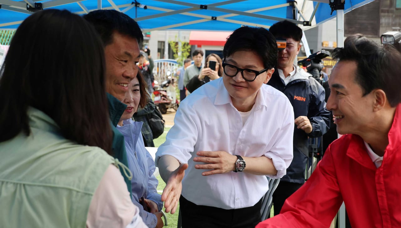 부산 북갑 국회의원 보궐선거에서 국민의힘 공천을 바라는 박민식 전 국가보훈부 장관과 무소속 출마를 공식화 한 한동훈 전 국민의힘 대표가 26일 부산 구포초에서 열린 동문회 운동회에서 주민에게 인사를 하고 있다. /연합뉴스
