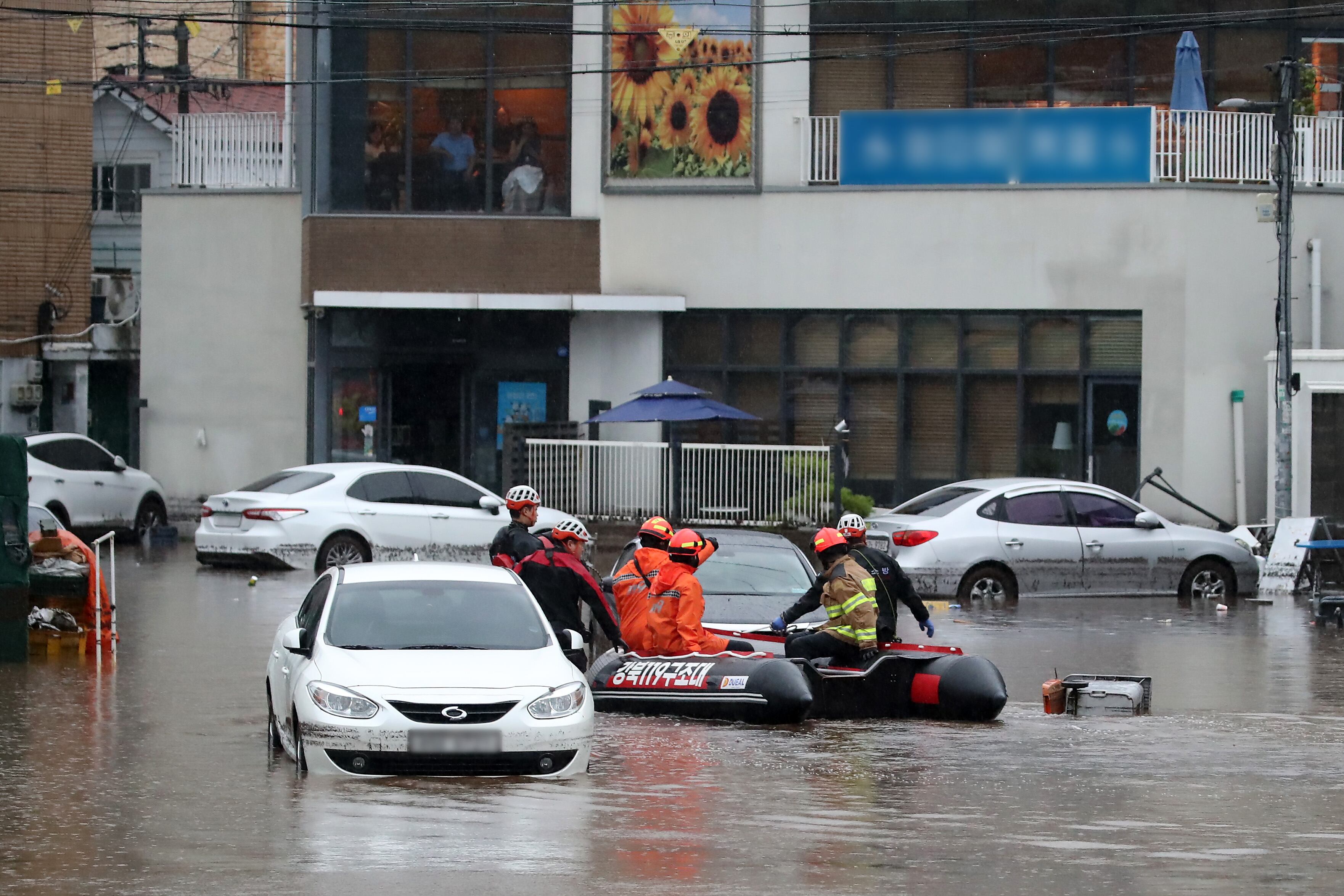 지난달 17일 오후 대구 북구 노곡동 마을이 집중호우에 침수돼 119구조대가 고립된 주민을 구조하기 위해 구명보트를 타고 마을로 들어가고 있다. /뉴스1