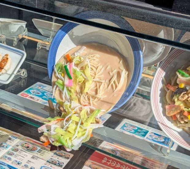 폭염에 라멘 모형이 녹아 앞으로 쏟아진 모습. /X