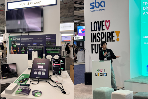 (왼쪽부터) 전시회에 참가한 허슬러즈, 한 행사에서 발표하고 있는 문 대표. /허슬러즈