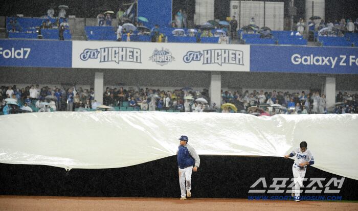 13일 대구 라이온즈파크에서 열린 삼성과 SSG의 준PO 3차전. 1회말 삼성 선두타자 김지찬과 SSG 선발 앤더슨의 승부 도중 갑자기 내리기 시작한 비로 인해 경기가 중단되고 있다. 대구=박재만 기자 pjm@sportschosun.com/2025.10.13
