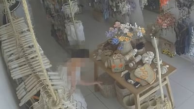 ํธ๊ปซ ๋งค์ฅ์ ์์๋ณต ํ์ณ ๋ฌ์๋ ํ๊ตญ ์ฌ์ฑ๋ค... CCTV ๋ณด๋