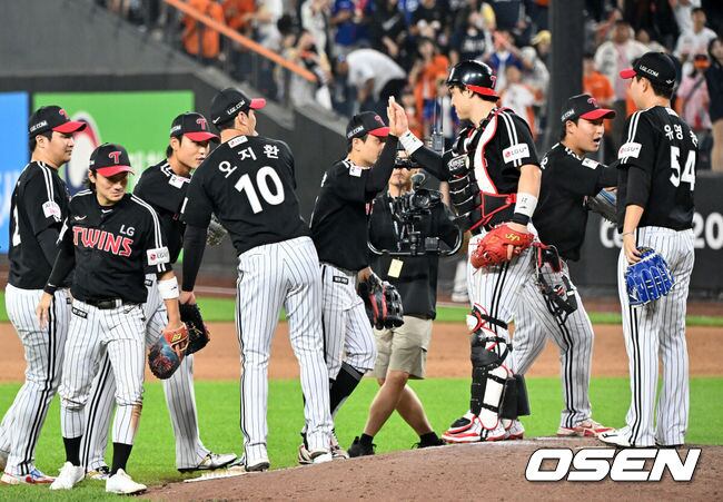 ‘1회 6득점 완승→매직넘버 1’ 빈 글러브 태그 충격패 후유증 없었다, 우승 축포 대전이냐, 서울이냐 – 폰테크 달인