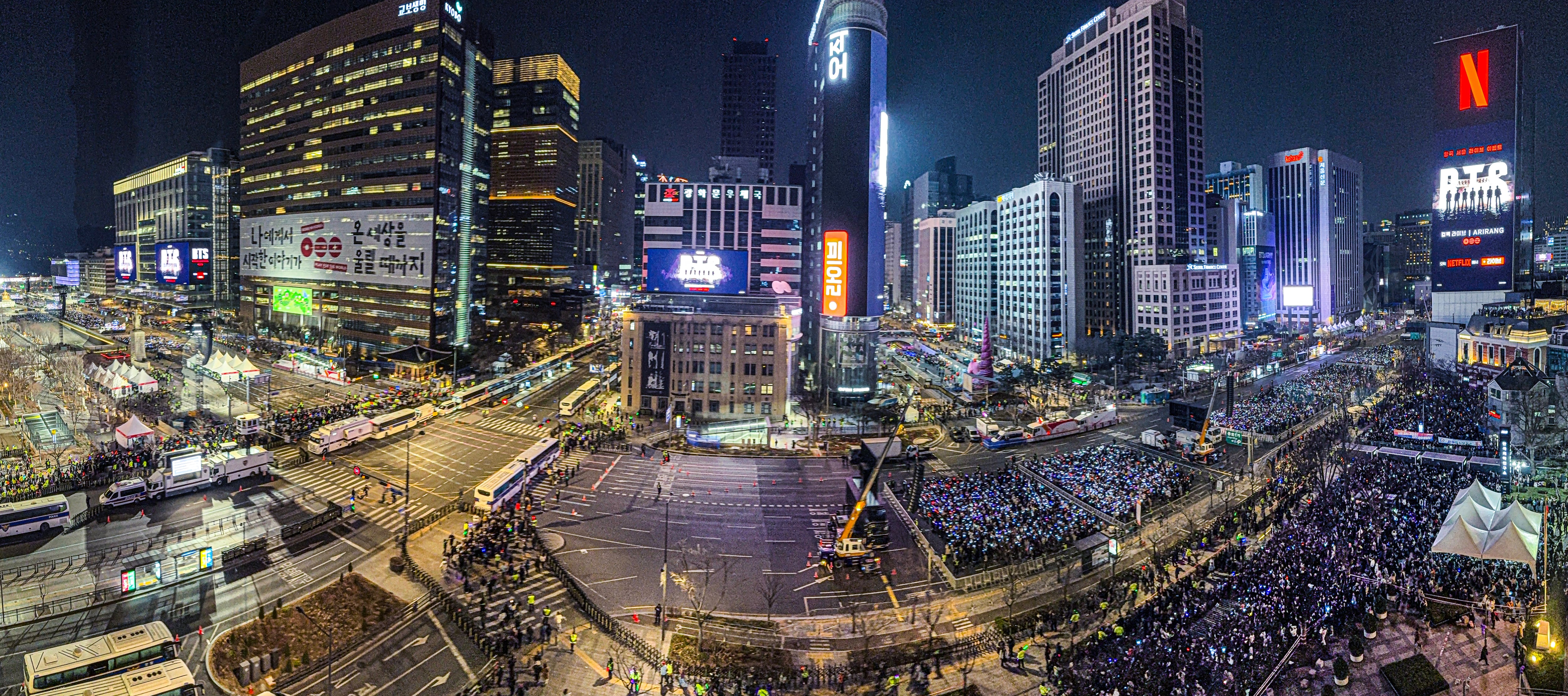 지난 21일 저녁 서울 광화문광장 일대 세종대로에서 구획별로 입장한 관람객들이 BTS의 아리랑 컴백 공연을 스크린으로 지켜보고 있다. / 고운호 기자