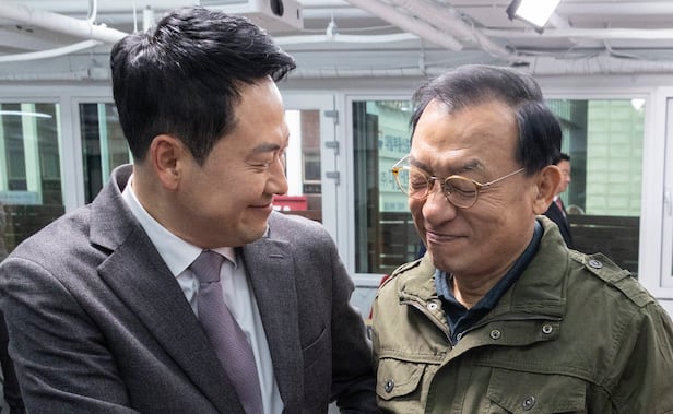 <YONHAP PHOTO-6957> 악수하는 장동혁과 이정현
    (서울=연합뉴스) 황광모 기자 = 국민의힘 장동혁 대표(왼쪽)과 이정현 공천관리위원장이 23일 서울 여의도 중앙당사에서 열린 제9회 전국동시지방선거 중앙당 공천관리위원회 공천 혁신 서약식에서 서로 악수하고 있다. 2026.2.23
    hkmpooh@yna.co.kr/2026-02-23 15:08:33/
<저작권자 ⓒ 1980-2026 ㈜연합뉴스. 무단 전재 재배포 금지, AI 학습 및 활용 금지>