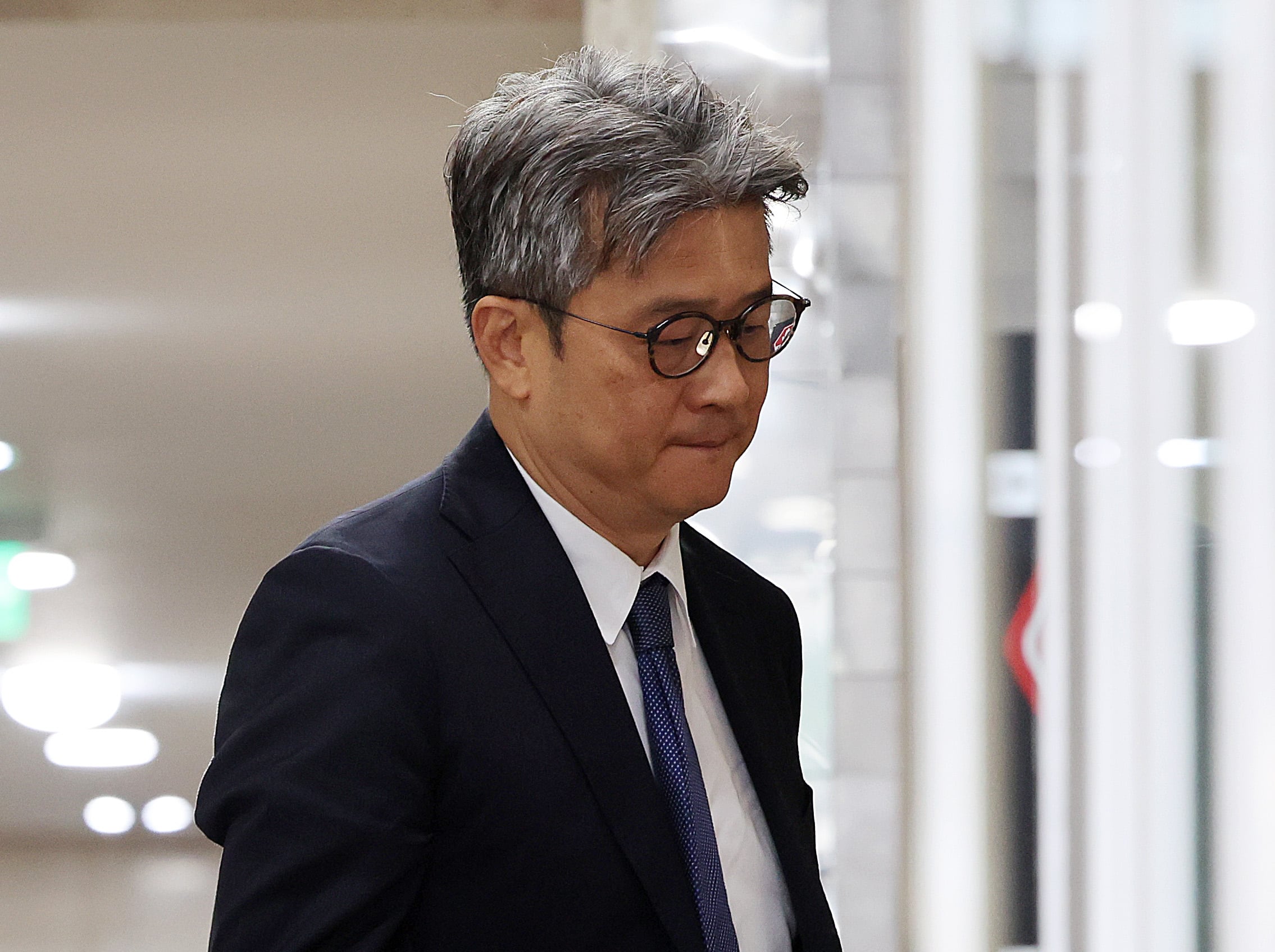 종합특검, ‘도이치 수사 무마’ 이창수 前 중앙지검장 첫 피의자 조사