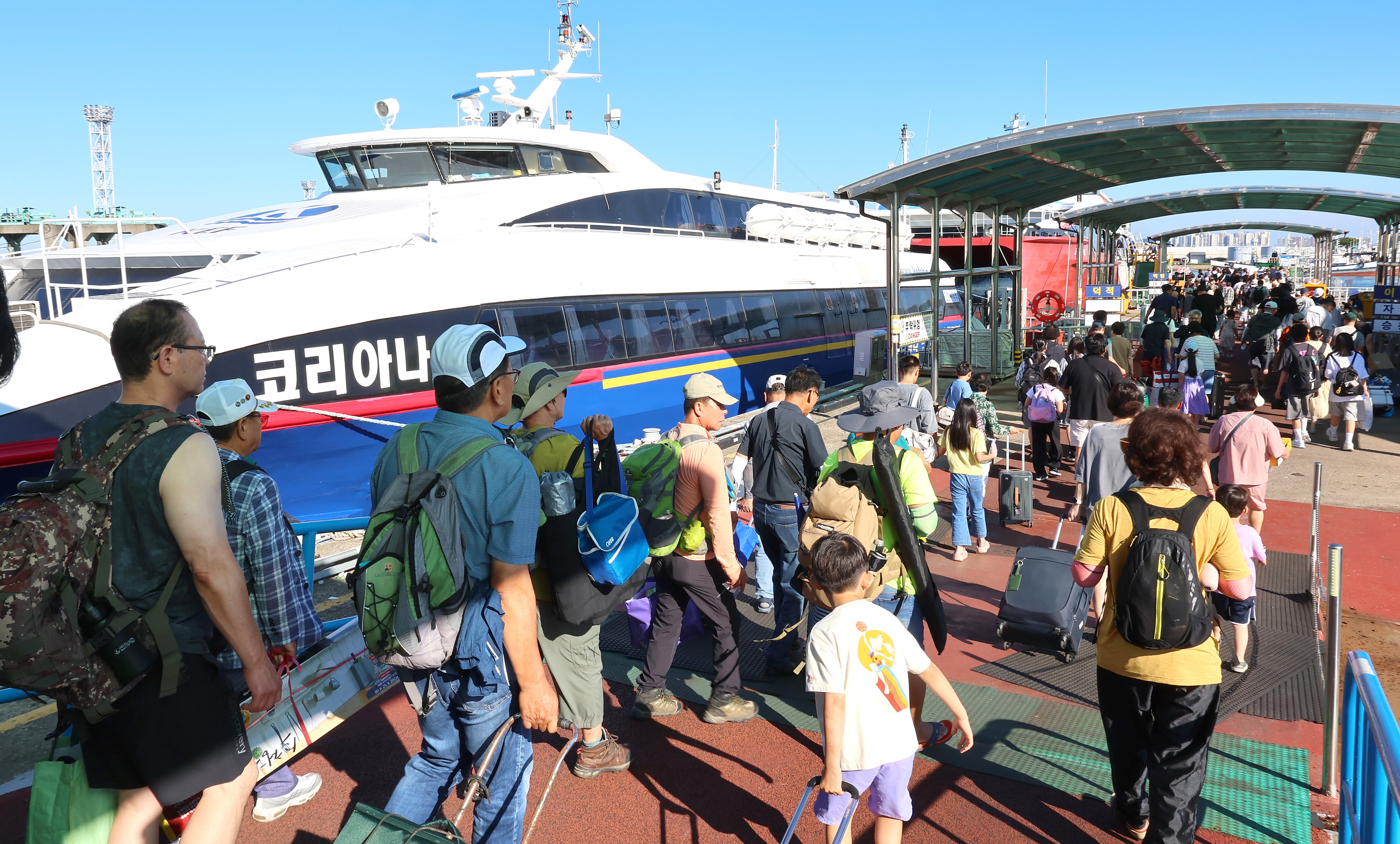 인천 중구 인천항 연안여객터미널에서 섬 지역으로 떠나기 위해 여객선에 오르는 승객들. /연합뉴스