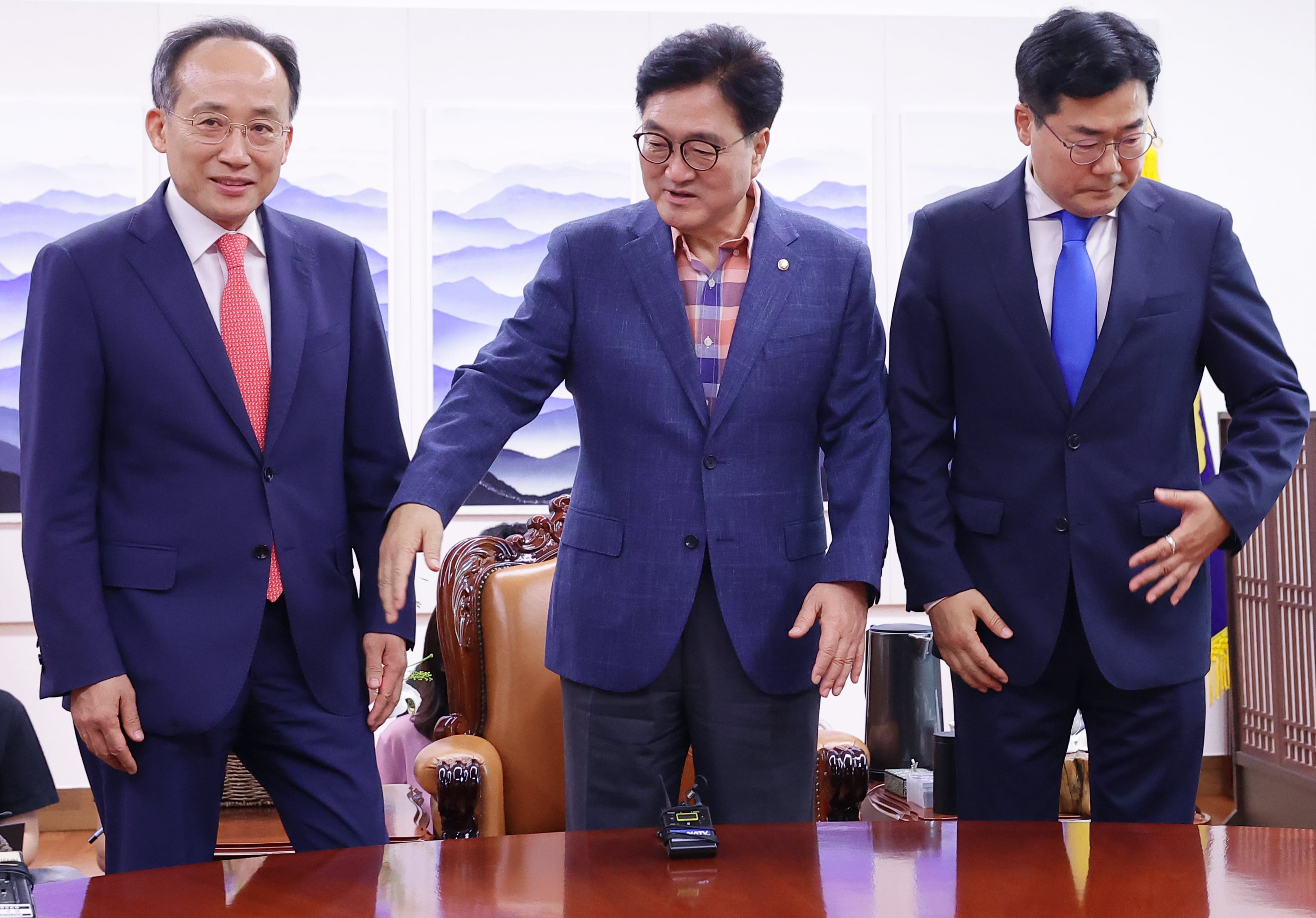 우원식 국회의장(가운데)과 국민의힘 추경호 원내대표(왼쪽), 더불어민주당 박찬대 원내대표가 23일 국회의장실에서 국회의장-여·야 원내대표 회동을 하고 있다./연합뉴스