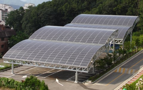 사진은 강원도청 주차장에 설치된 태양광 발전 설비. / 강원도청 제공