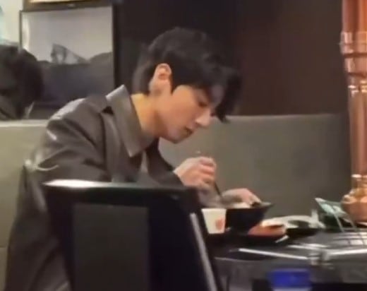 Um vídeo de Jungkook, membro do BTS, comendo sozinho em um restaurante de churrasco coreano em Seul foi postado na conta de mídia social 'j1nzhu0o_' de X. / X