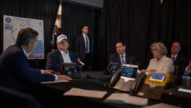 도널드 트럼프 미국 대통령이 28일 플로리다 마러라고에 마련된 상황실에서 이란 공격 작전을 지켜보고 있다. /백악관 X(옛 트위터)