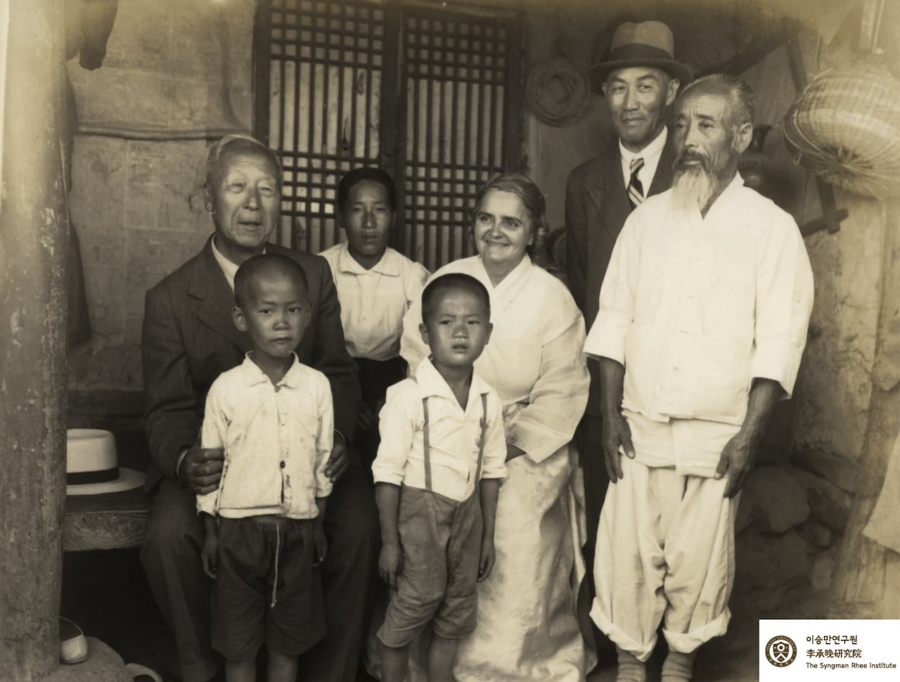 1950년5월27일 전주 외곽 신복리 농가를 찾은 이승만 대통령 부부.