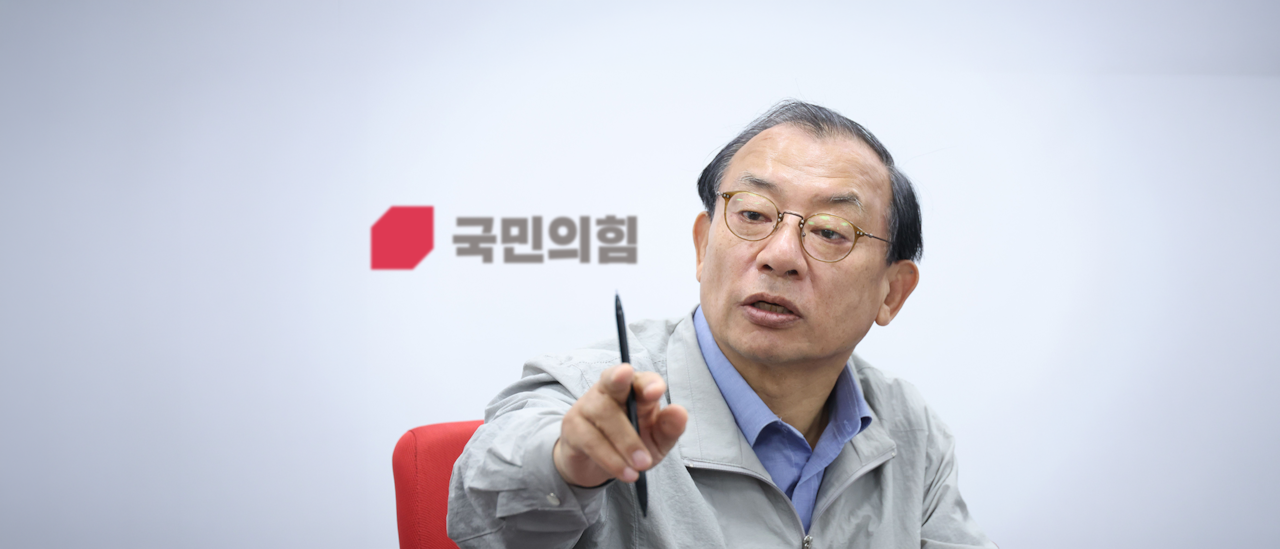 이정현 국민의힘 공천관리위원장이 20일 서울 여의도 중앙당사에서 경상북도지사 예비경선 결과 개표 방식에 대해 설명하고 있다. /뉴스1