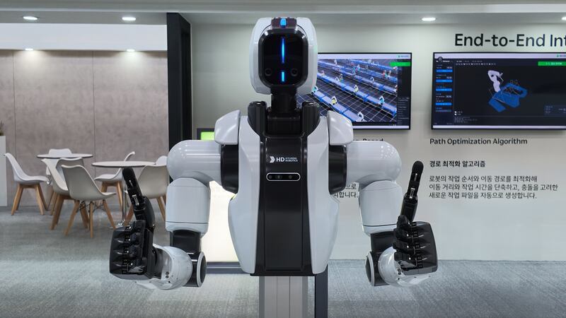 HD현대로보틱스가 최초 공개한 ‘사람처럼 두 손 쓰는 AI 로봇’의 모습은?