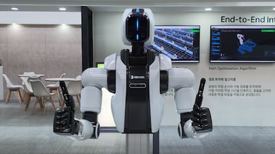 HD현대로보틱스가 최초 공개한 ‘사람처럼 두 손 쓰는 AI 로봇’의 모습은?