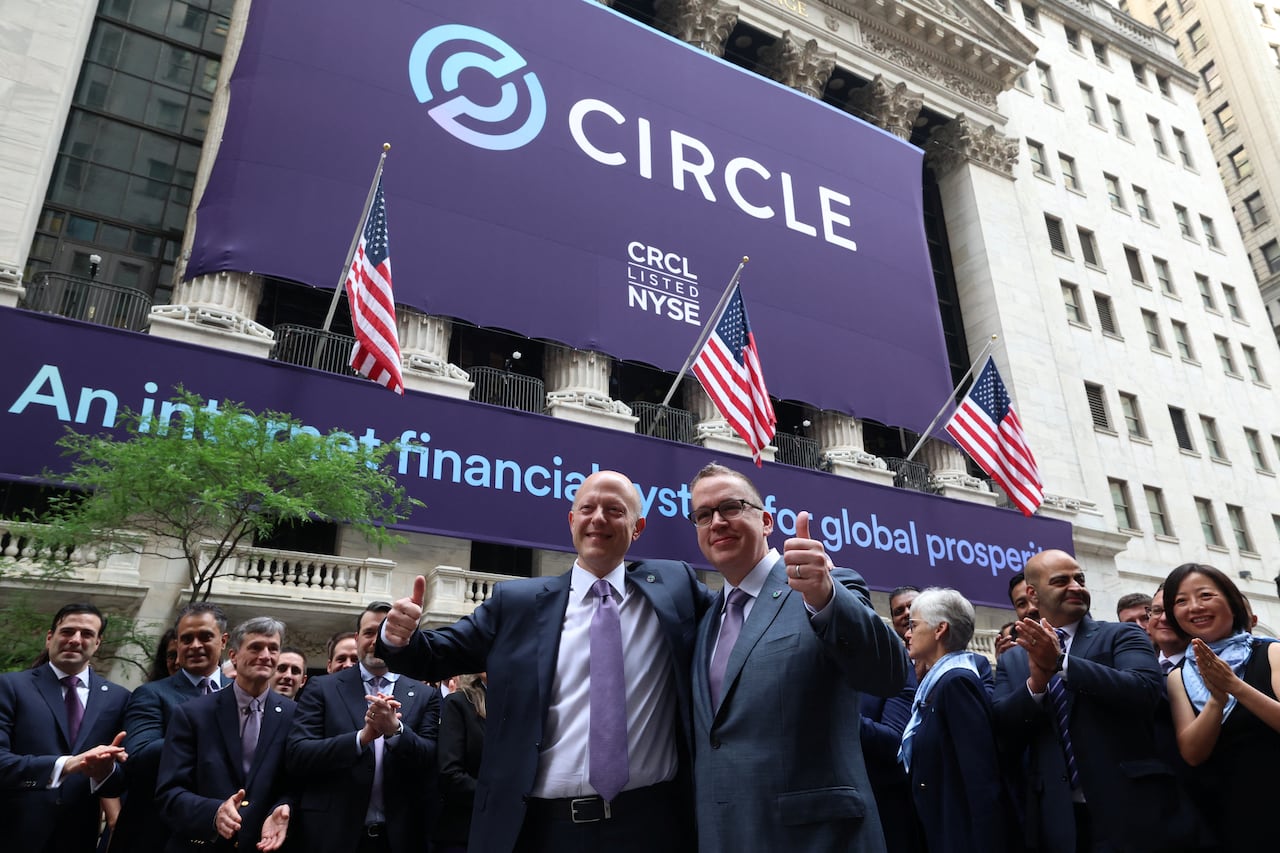 지난해 6월 스테이블코인 발행사 '서클'이 뉴욕증권거래소에 상장할 당시 공동 창업자인 제러미 얼레어(왼쪽)와 션 네빌이 엄지 손가락을 들어 보이고 있다. 서클은 상장 초기 큰 기대감을 보이며 주가가 급등했다가 지금은 고점 대비 절반 정도의 가격에 거래되고 있다. /로이터 연합뉴스