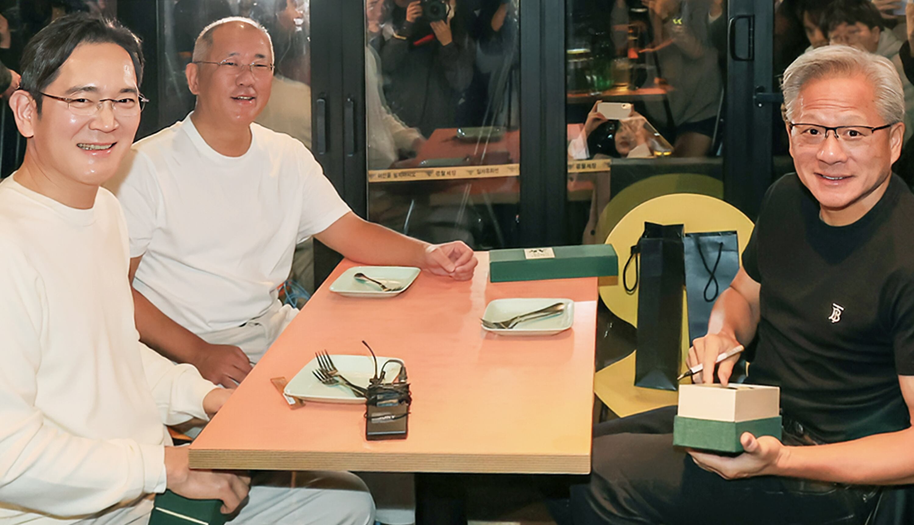 지난 10월 30일 서울 시내 한 치킨집에서 젠슨 황 엔비디아 CEO(오른쪽)가 이재용 삼성전자 회장(왼쪽), 정의선 현대차그룹 회장(가운데)에게 일본 위스키 ‘하쿠슈 25년’을 선물했다. /사진=공동취재단
