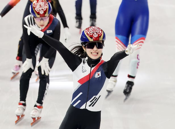 20일 (현지 시간) 이탈리아 밀라노 아이스 스케이팅 아레나 경기장에서 열린 2026 밀라노·코르티나담페초 동계올림픽 쇼트트랙 여자 1500m 결승에서 김길리가 금메달을 획득한 뒤 기뻐하고 있다. /뉴시스