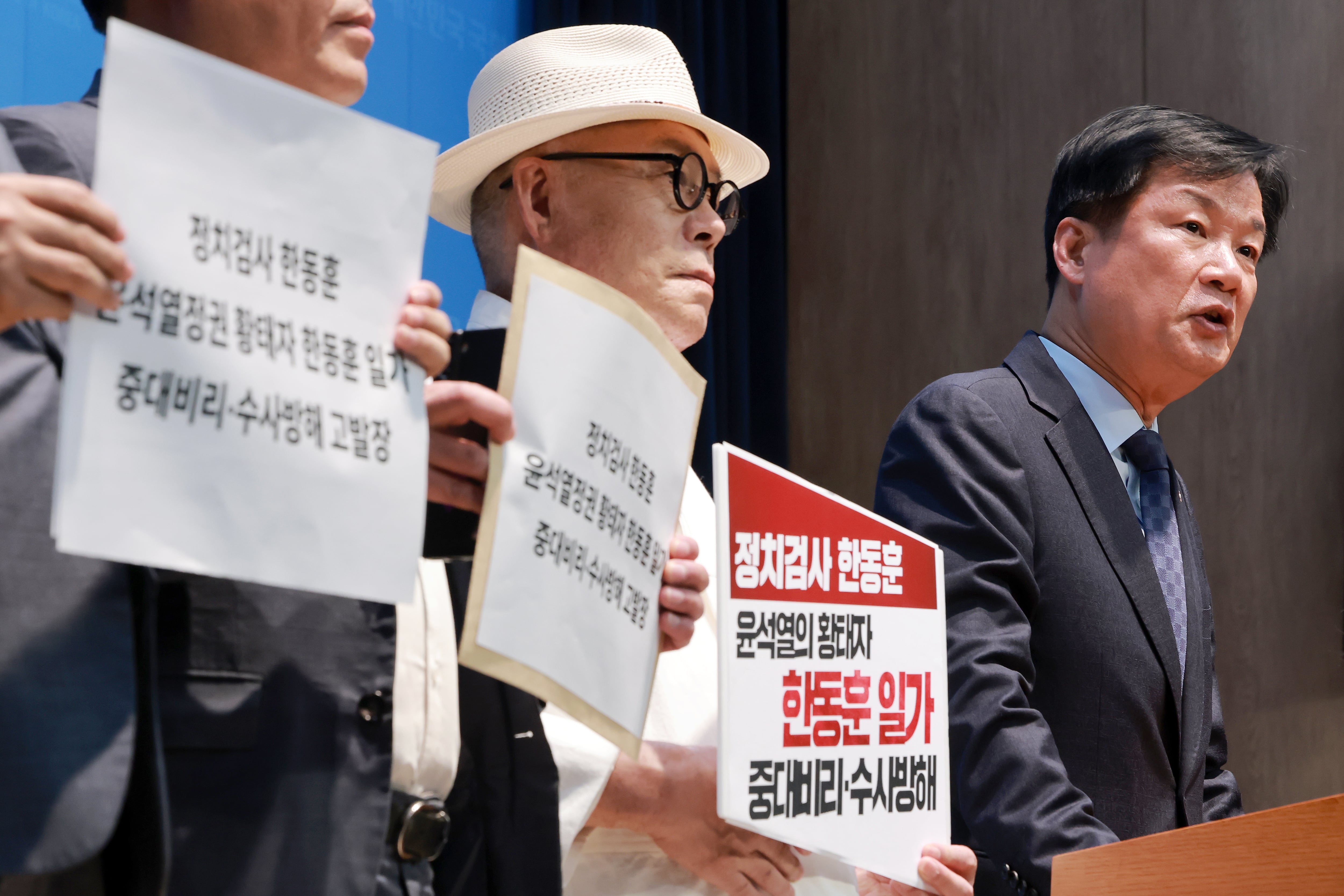 더불어민주당 박균택 의원과 시민단체 민생경제연구소·서울의소리 등 관계자가 14일 국회 소통관에서 무소속 한동훈 의원이 법무부 장관 재임 당시 딸의 이른바 '허위 스펙' 의혹 수사를 무마했다는 의혹과 관련해 한 의원을 경찰청과 중대범죄수사청에 고발했음을 밝히고 있다. /연합뉴스