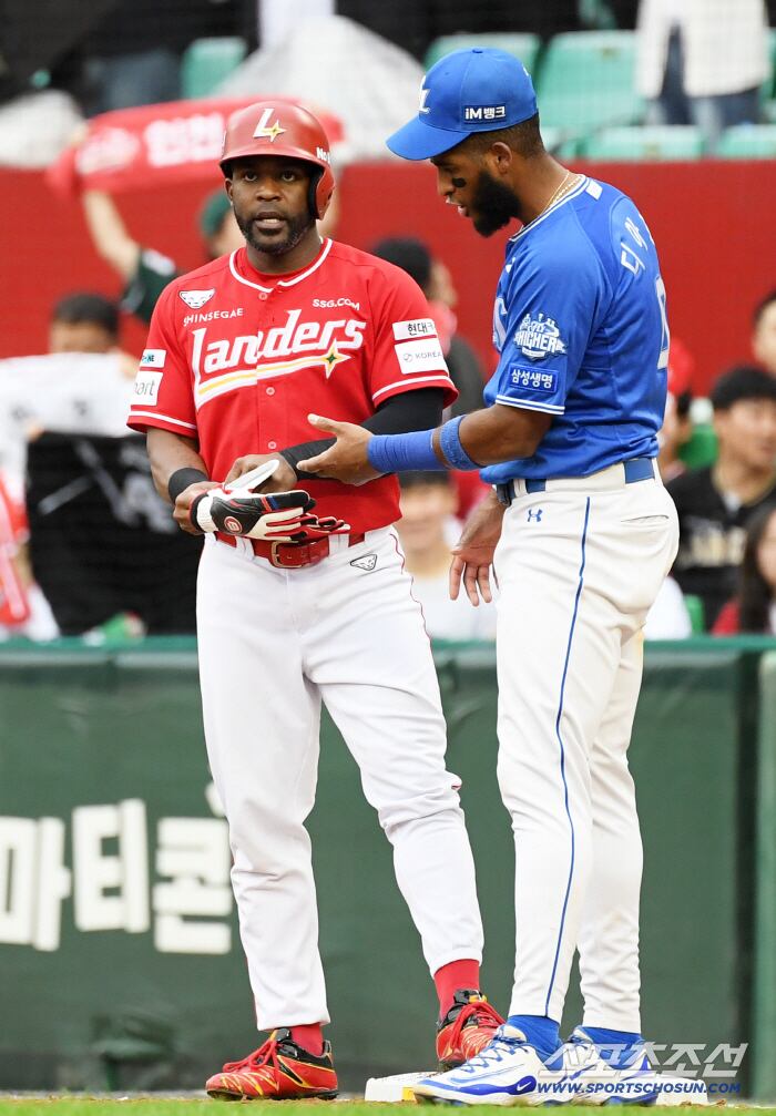 11일 인천SSG랜더스필드에서 열린 SSG와 삼성의 준PO 2차전. 5회말 2사 3루 SSG 에레디아가 적시타를 날린 뒤 환호하고 있다. 인천=박재만 기자 pjm@sportschosun.com/2025.10.11