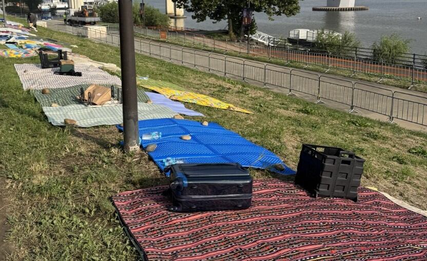 “명당 20만원에 팔아요” 불꽃축제 하루 전 치열한 돗자리 전쟁 – 출장용접