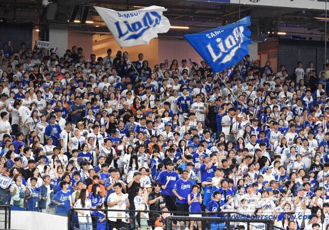 30일 대전 한화생명볼파크에서 열린 삼성-한화전. 3루쪽을 가득 메운 삼성 팬들이 열띤 응원전을 펼치고 있다. 대전=정재근 기자 cjg@sportschosun.com/2025.8.30