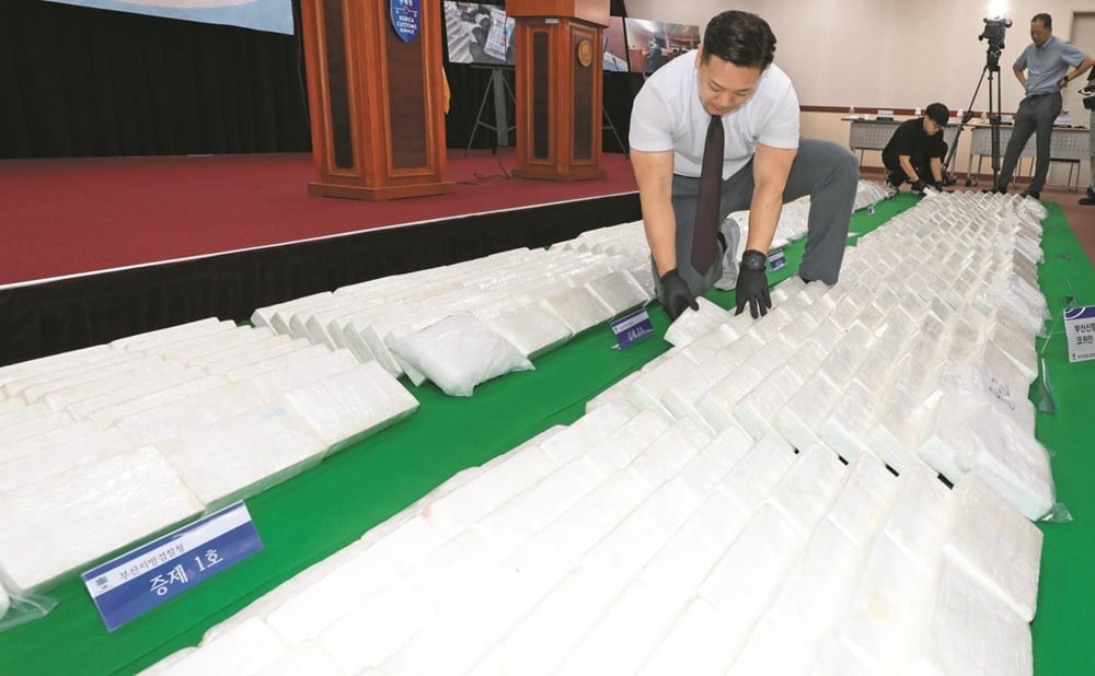 전량 압수한 코카인 부산지방검찰청 마약범죄특별수사팀이 6일 부산 연제구 검찰청 회의실에서 진행된 브리핑에 앞서 부산본부세관과 공조해 적발한 코카인 600kg을 공개하고 있다. 부산지검과 부산세관은 지난 5월 부산신항에 입항한 남미 화물선 내 컨테이너에 은닉돼 있던 코카인을 전량 압수했다고 밝혔다. 이들이 압수한 마약은 2000만명이 동시에 투약할 수 있는 양으로, 시가 3000억원 정도다.
/김동환 기자