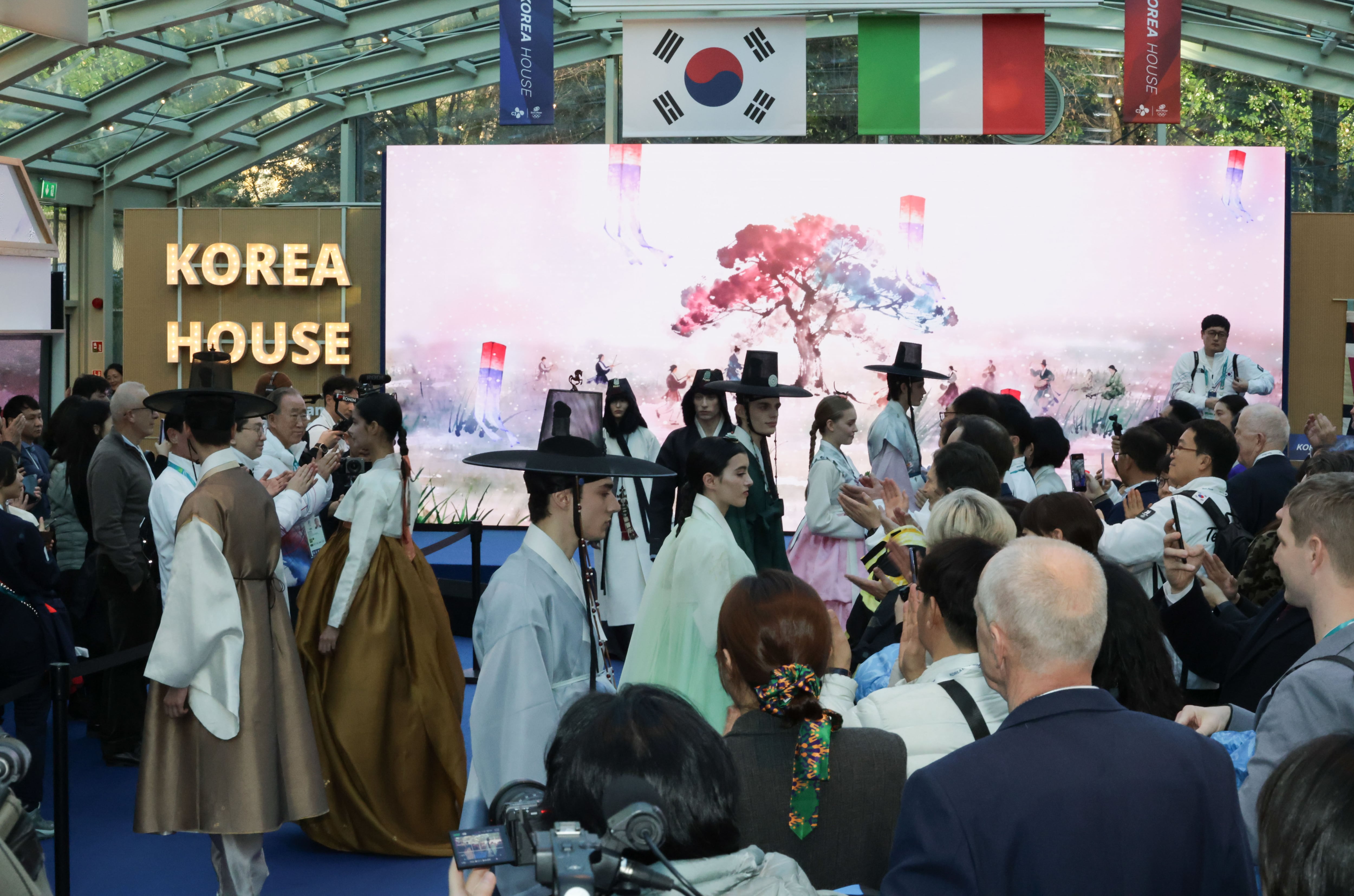 5일(현지시간) 이탈리아 밀라노 빌라 네키 캄필리오(Villa Necchi Campiglio)에서 열린 코리아하우스 개관식에서 한복패션쇼가 열리고 있다. /장련성 기자
