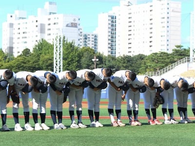 12일 오후 서울 목동야구장에서 '제54회 봉황대기 전국고교야구대회' 인천고와 배재고의 1회전 경기가 열렸다. 배재고 선수들이 경기 전 관중석을 향해 고개 숙여 인사하고 있다. 부적절한 응원으로 징계를 받은 배재고는 스프초공정위원회 징계 재심 청구 끝에 출전정지를 1개월로 감경받아 이번 대회에 출전했다. 목동=정재근 기자 cjg@sportschosun.com/2026.8.12/