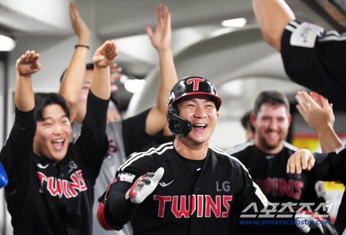 22일 광주 기아챔피언스필드에서 열린 KIA 타이거즈와 LG 트윈스의 경기. 5회초 LG 오지환이 솔로포를 날린 뒤 환호하고 있다. 광주=박재만 기자 pjm@sportschosun.com/2025.08.22